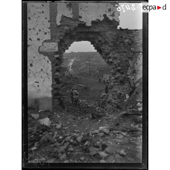 Combles (Somme). Vue sur le village à travers une brèche dans l'église. [légende d'origine]