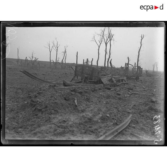 Combles (Somme). Les restes d'un train incendié par bombardement. [légende d'origine]