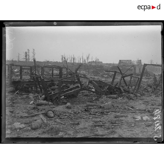 Combles (Somme). Les restes d'un train incendié par bombardement. [légende d'origine]