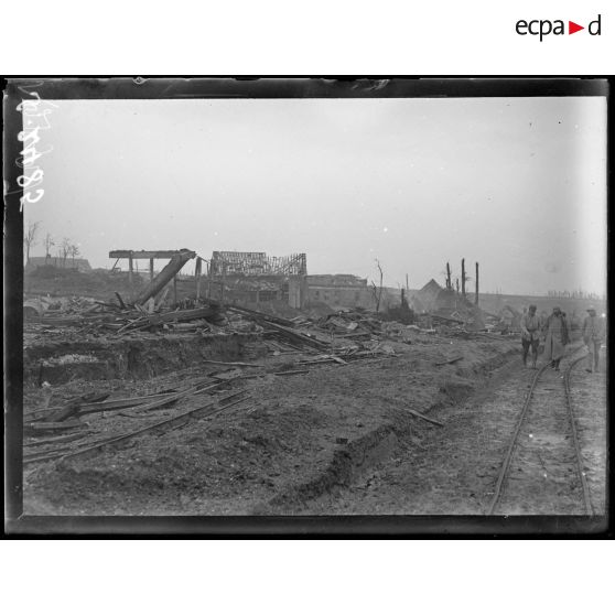 Combles (Somme). Les restes d'un train incendié par bombardement. [légende d'origine]