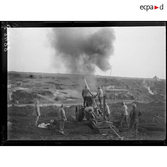 Ravin d'Hardécourt aux bois (Somme). Pièce de 145 de marine en action. [légende d'origine]