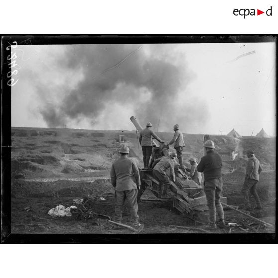 Ravin d'Hardécourt aux bois (Somme). Pièce de 145 de marine en action. [légende d'origine]