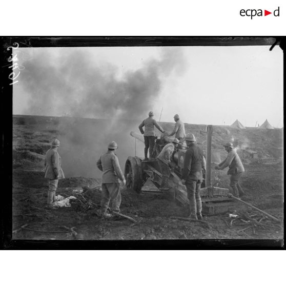 Ravin d'Hardécourt aux bois (Somme). Pièce de 145 de marine en action. [légende d'origine]