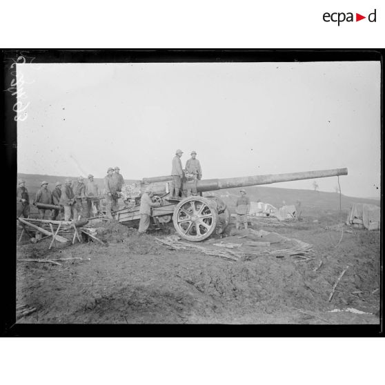 Ravin d'Hardécourt aux bois (Somme). La pièce de 145 de marine dénommée Louise. Vue d'ensemble. [légende d'origine]