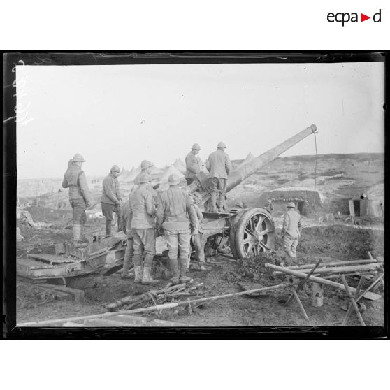 Ravin d'Hardécourt aux bois (Somme). Pièce de 145 de marine. [légende d'origine]