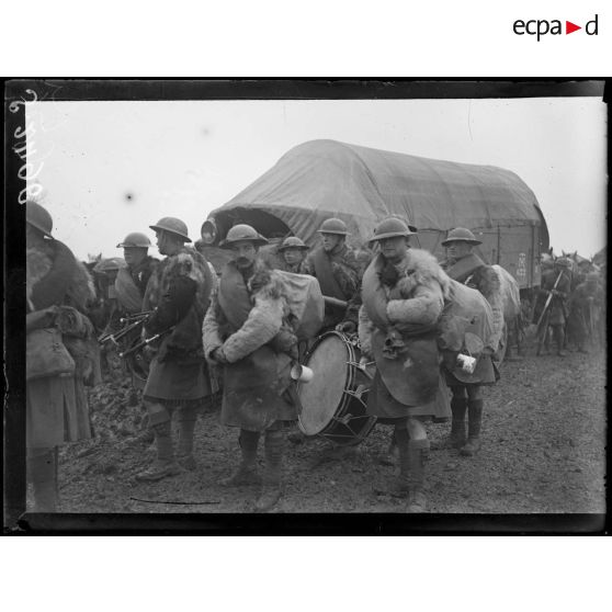 Route de Maricourt à Bray-sur-Somme. Près de la ferme Bronfay, troupes écossaises venant relever les troupes françaises. [légende d'origine]