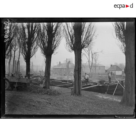 Eclusier. Le canal de la Somme. Déchargement de péniches remplies de cailloux. [légende d'origine]