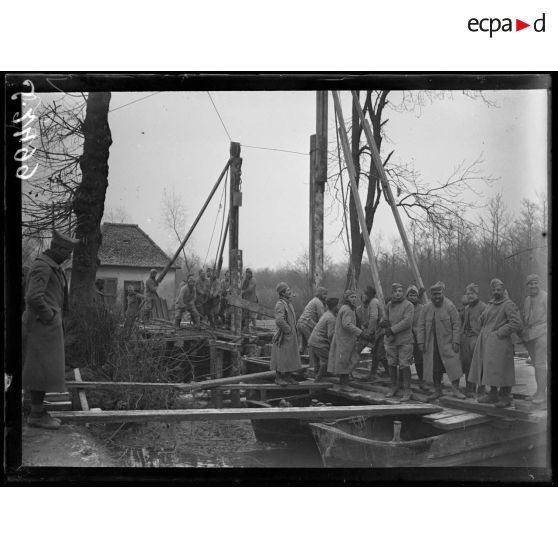 Eclusier (Somme). Construction d'un pont sur le canal de la Somme. [légende d'origine]