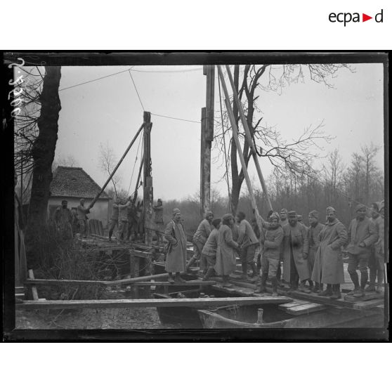 Eclusier (Somme). Construction d'un pont sur le canal de la Somme. [légende d'origine]