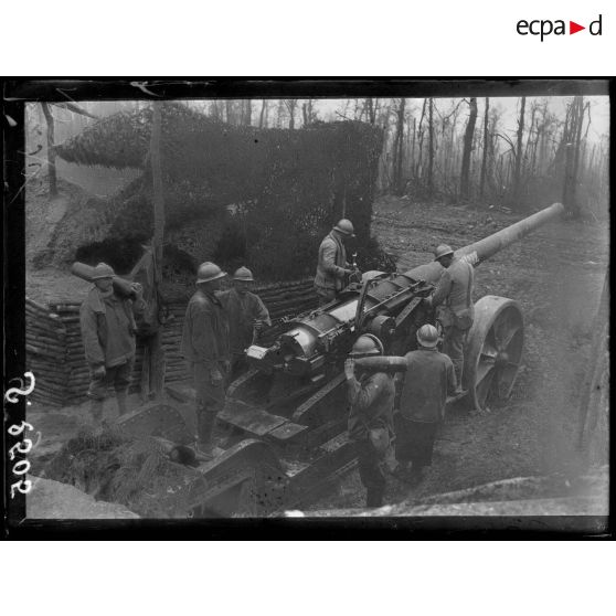 Bois de Méréaucourt (Somme). Pièce de marine de 138,6 au chargement. [légende d'origine]