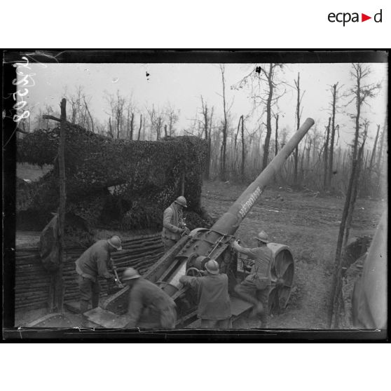 Bois de Méréaucourt (Somme). Pièce de 138,6 de marine. Pointage après chargement. [légende d'origine]