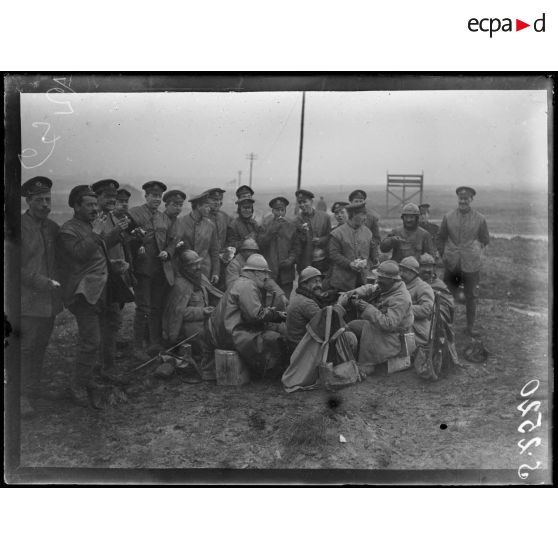 Route de Guillemont à Maricourt. Soldats anglais et français fraternisant. [légende d'origine]