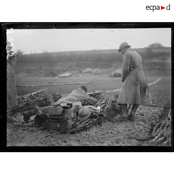 Le Hamel (Somme). Camp 60. Instruction des troupes à l'emploi du fusil mitrailleur. [légende d'origine]