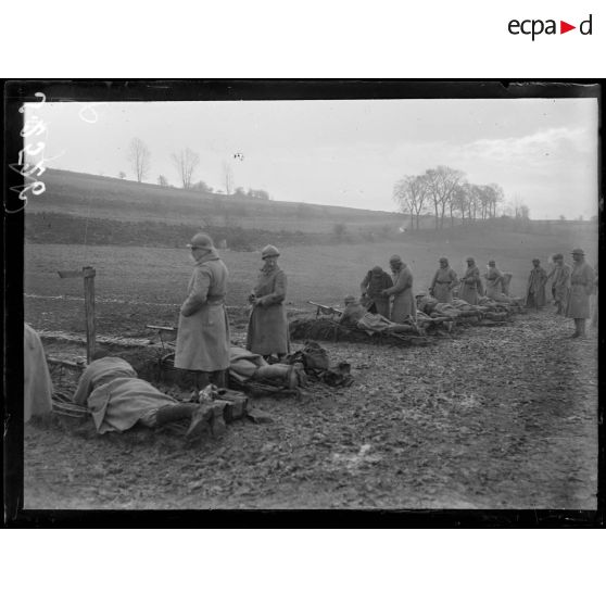 Le Hamel (Somme). Camp 60. Instruction des troupes à l'emploi du fusil mitrailleur. [légende d'origine]