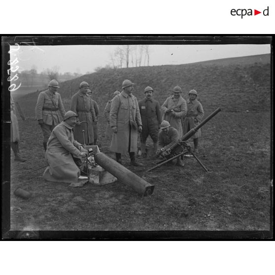 Le Hamel (Somme). Camp 60. Canon pneumatique à bouteille d'air. [légende d'origine]