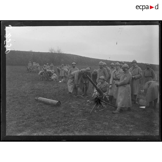 Le Hamel (Somme). Camp 60. Canon pneumatique à pompe. [légende d'origine]