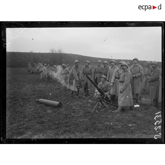 Le Hamel (Somme). Camp 60. Canon pneumatique à pompe. [légende d'origine]