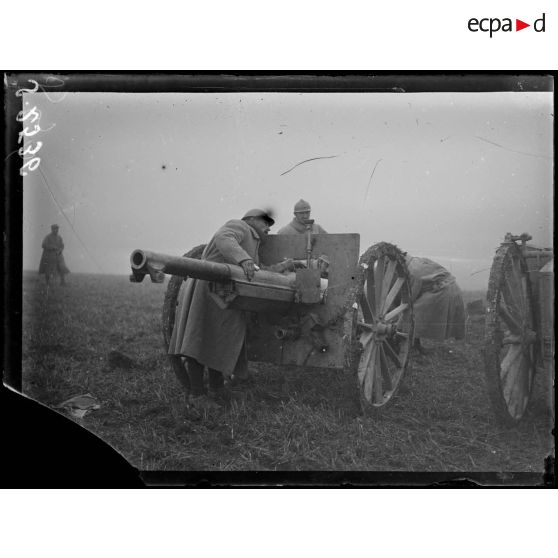 Bougainville (Somme). Camp d'instruction pour le 75. Mise en batterie d'un 75. [légende d'origine]