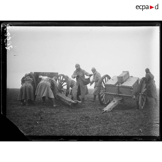 Bougainville (Somme). Camp d'instruction pour le 75. Mise en batterie d'un 75. [légende d'origine]