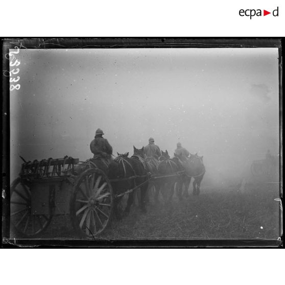 Bougainville (Somme). Camp d'instruction pour le 75. Caisson de 75. [légende d'origine]