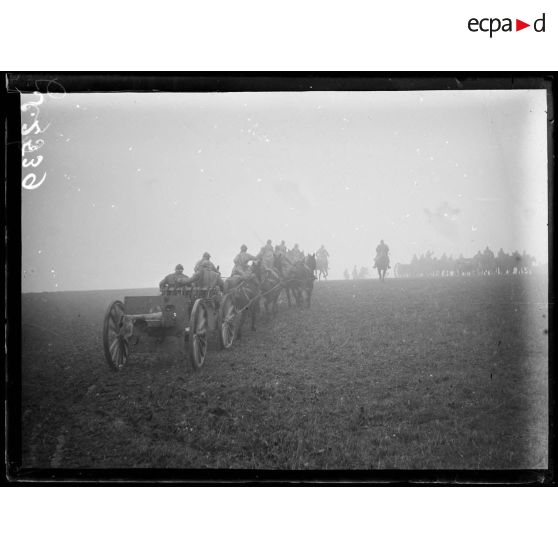 Bougainville (Somme). Camp d'instruction pour le 75. Batterie de 75 allant en première position. [légende d'origine]