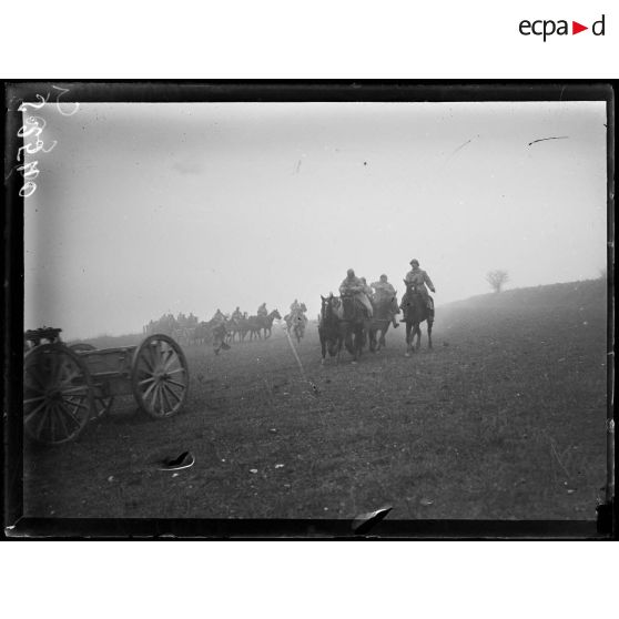 Bougainville (Somme). Camp d'instruction pour le 75. Mise en batterie de canons de 75. [légende d'origine]