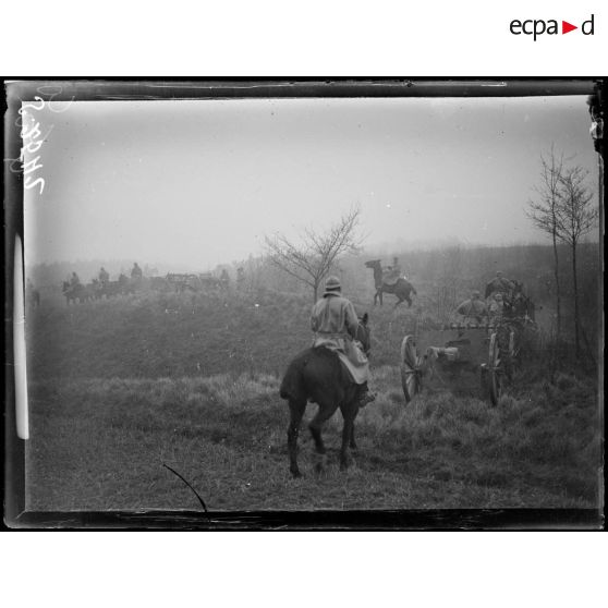 Bougainville (Somme). Camp d'instruction pour le 75. Batterie de 75 gagnant sa position de tir. [légende d'origine]