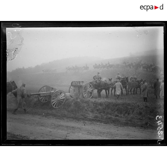 Bougainville (Somme). Camp d'instruction pour le 75. Batterie de 75 gagnant sa position de tir. [légende d'origine]