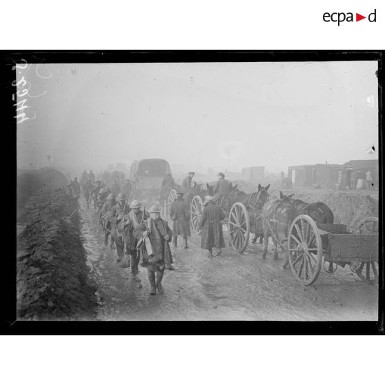 Près du bois de Bernafay, sur la route allant à Guillemont. Troupes anglaises gagnant les tranchées. [légende d'origine]