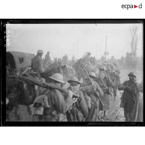 Près du bois de Bernafay, sur la route allant à Guillemont. Troupes anglaises gagnant les tranchées. [légende d'origine]