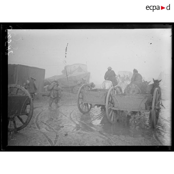 Près du bois de Bernafay, sur la route allant à Guillemont. Convois anglais. [légende d'origine]