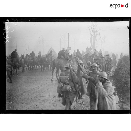 Près du bois de Bernafay, sur la route allant à Guillemont. Troupes anglaises gagnant les tranchées. [légende d'origine]