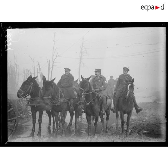 Bois de Bernafay, sur la route allant à Guillemont. Cavaliers anglais et interprète français. [légende d'origine]