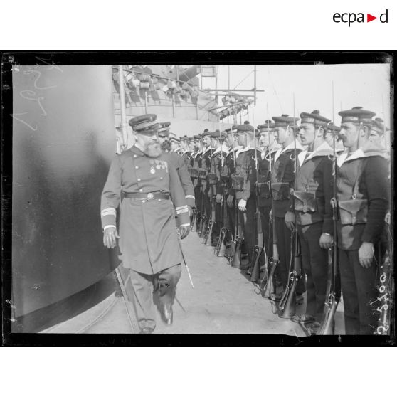 Corfou. A bord du Waldeck-Rousseau. Remise de décorations par l'amiral Biard. [légende d'origine]