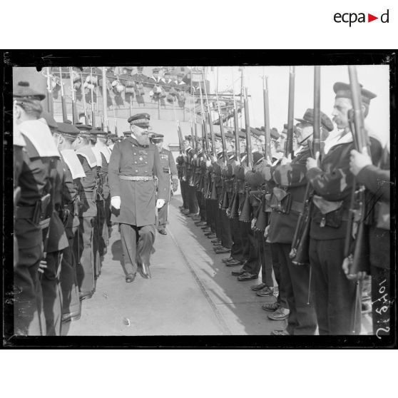 Corfou. A bord du Waldeck-Rousseau. Remise de décorations par l'amiral Biard. [légende d'origine]