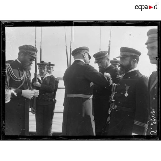 Corfou. A bord du Waldeck-Rousseau. Remise de décorations par l'amiral Biard. [légende d'origine]