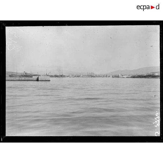 Le port du Pirée pendant le blocus. [légende d'origine]