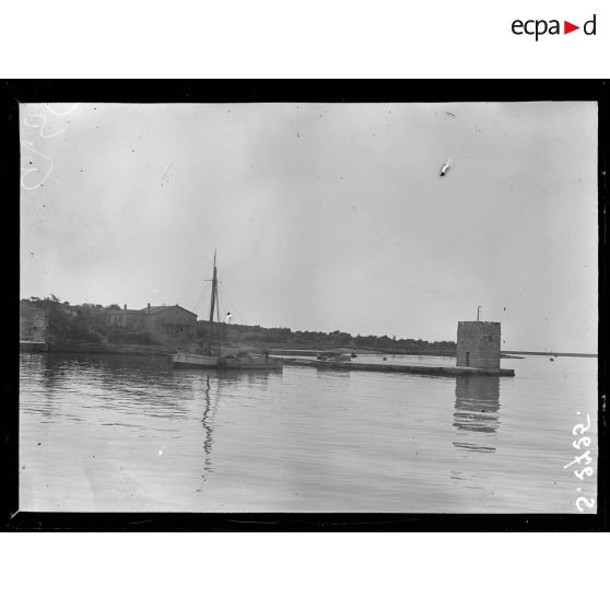 Le port du Pirée pendant le blocus. [légende d'origine]