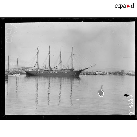 Le port du Pirée pendant le blocus. [légende d'origine]