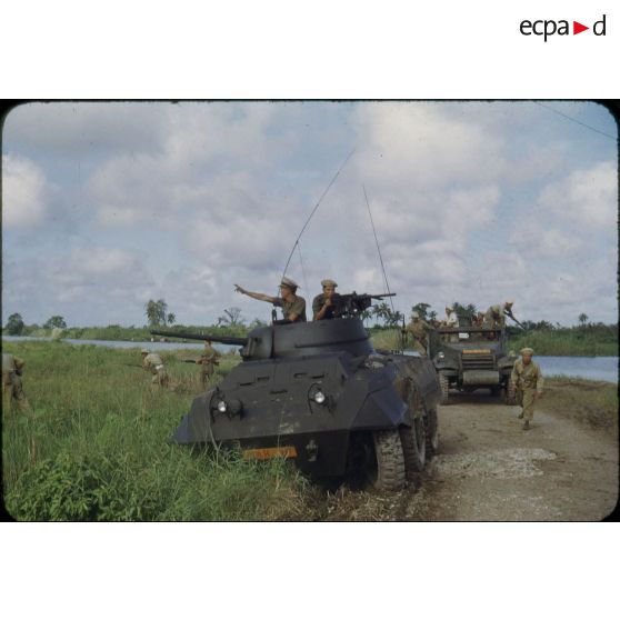 Exercice d'assaut au cours de l'entraînement d'un escadron blindé de l'armée vietnamienne composé d'une automitrailleuse M8 et d'un scout-car.