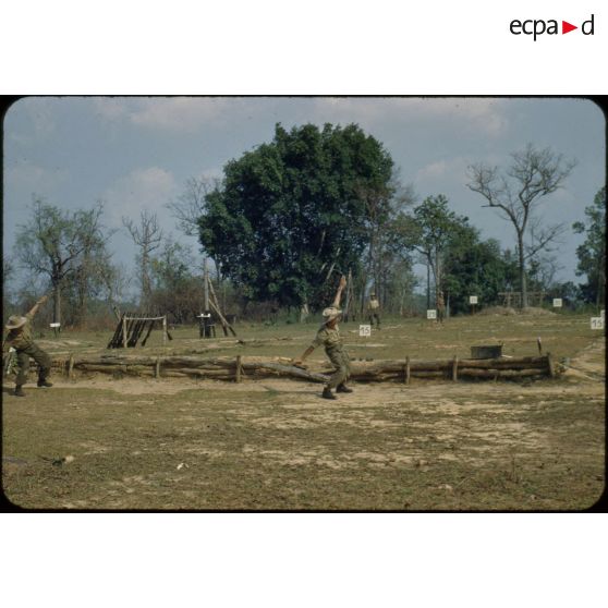 Des élèves officiers de l'Armée nationale du Laos s'exercent au stand de tir à grenade.