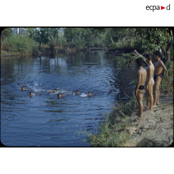 Des élèves officiers de l'Armée nationale du Laos s'exercent à la natation.