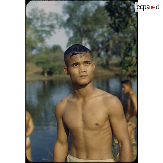 Un élève de l'école d'officiers de l'Armée nationale du Laos après la natation.