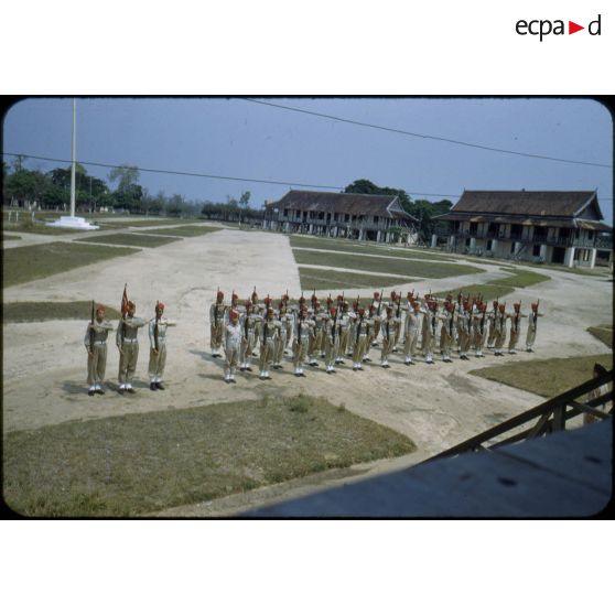 Prise d'armes de la promotion d'élèves du capitaine Boume Kent à l'école d'officiers de l'Armée nationale du Laos.