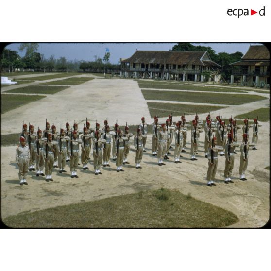 Prise d'armes de la promotion d'élèves du capitaine Boume Kent à l'école d'officiers de l'Armée nationale du Laos.