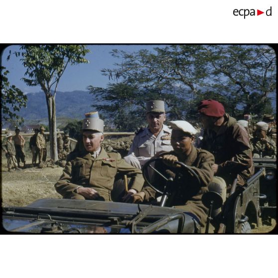 Inspection du camp retranché de Diên Biên Phu par le général Navarre, commandant en chef en Indochine et le général Cogny, commandant les forces terrestres du Nord-Vietnam, en compagnie du général Gilles, commandant les troupes aéroportées.