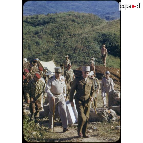 Inspection du camp retranché de Diên Biên Phu par le général Navarre, commandant en chef en Indochine, et le général Cogny, commandant les forces terrestres du Nord-Vietnam, accompagnés du lieutenant-colonel Fourcade, commandant le Groupement aéroporté n°1.