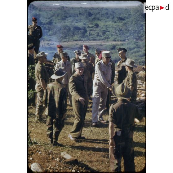 Inspection du camp retranché de Diên Biên Phu par le général Navarre, commandant en chef en Indochine, et le général Cogny, commandant les forces terrestres du Nord-Vietnam, accompagnés du lieutenant-colonel Fourcade, commandant le Groupement aéroporté n°1.