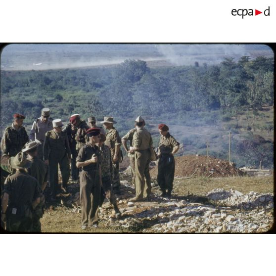 Inspection du camp retranché de Diên Biên Phu par le général Navarre, commandant en chef en Indochine, et le général Cogny, commandant les forces terrestres du Nord-Vietnam, accompagnés du lieutenant-colonel Fourcade, commandant le Groupement aéroporté n°1.