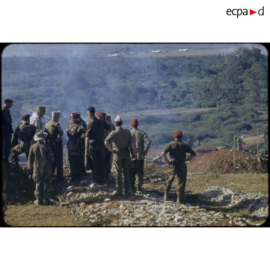 Lors d'une inspection du camp retranché de Diên Biên Phu avec le général Gilles, les généraux Navarre et Cogny observent l'aménagement d'un point d'appui. En arrière-plan, le terrain d'aviation.